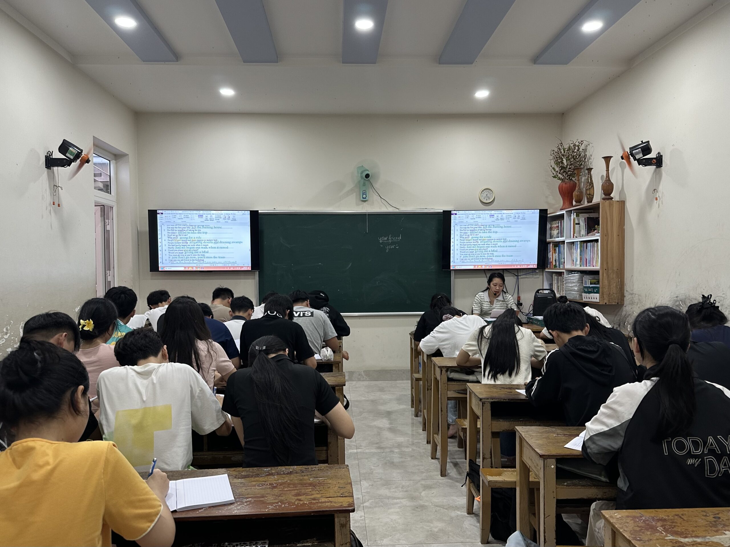 Giờ học tiếng Anh căn bản của học sinh lớp 10 tại Tiếng Anh 79
